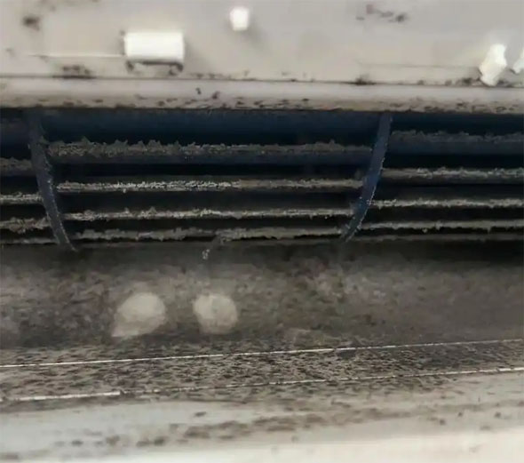 安新空调吹的风有股烧焦味是怎么回事